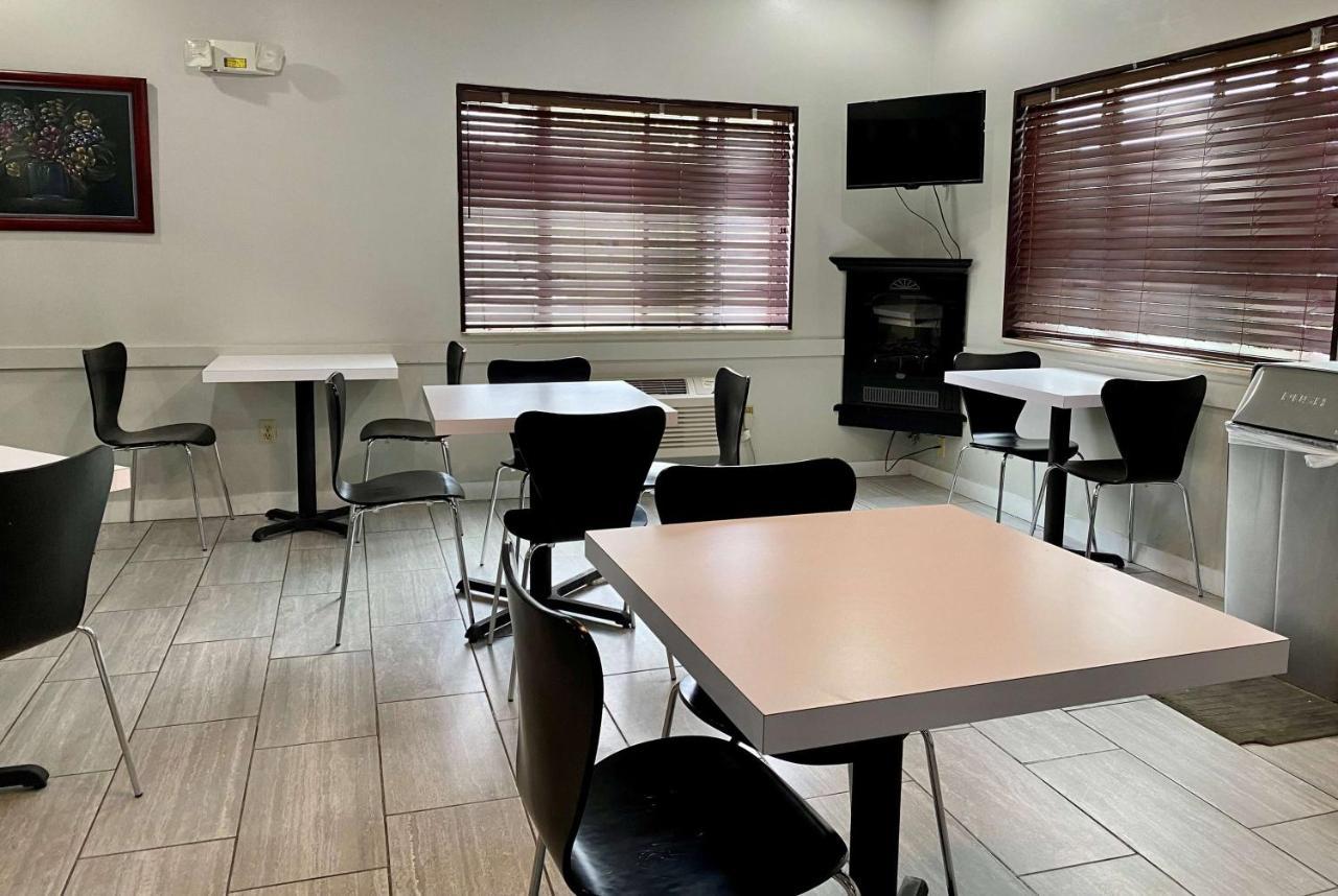 Super 8 By Wyndham Bloomington University Area Εξωτερικό φωτογραφία